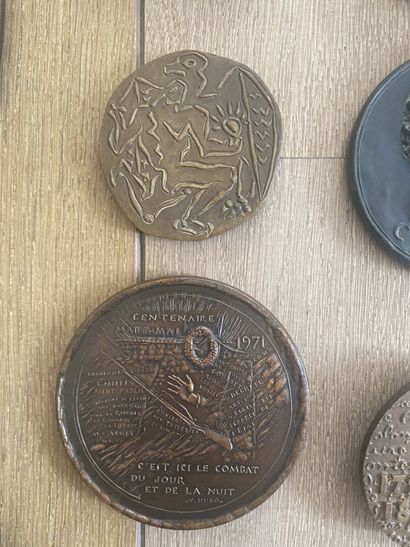 null Ensemble de seize médailles, comprenant notamment : 
- Médaille de la Commune...