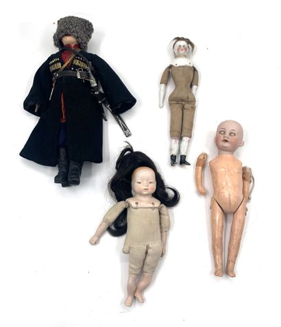 null Lot de quatre poupées diverses dont Cosaque en tissu et cuir - poupée allemande...