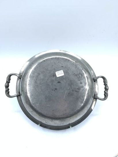 null FRANCE 
Jatte ronde en étain à deux anses
Diam : 25,5cm
XVIIIème siècle 
