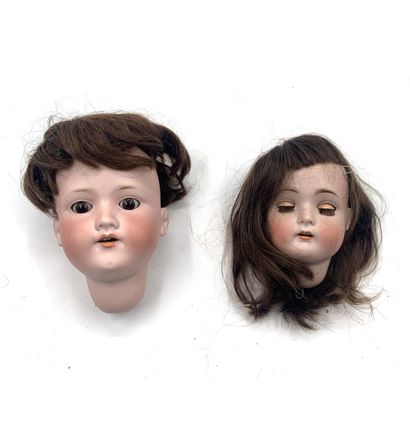 null Deux têtes de poupées comprenant :
- Tête de poupée en biscuit, bouche ouverte,...