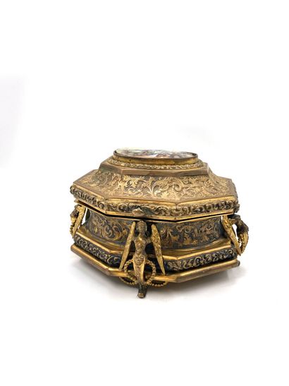 null BOITE à bijoux de forme octogonale en bronze doré, la panse à décor de sphinges,...