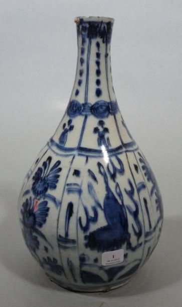 CHINE Vase Bouteille décoré en bleu sous couverte de chevaux et de fleurs stylisées...