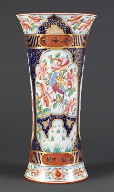 BAYEUX Grand vase cornet décoré en polychromie de chinois dans des réserves alternées...