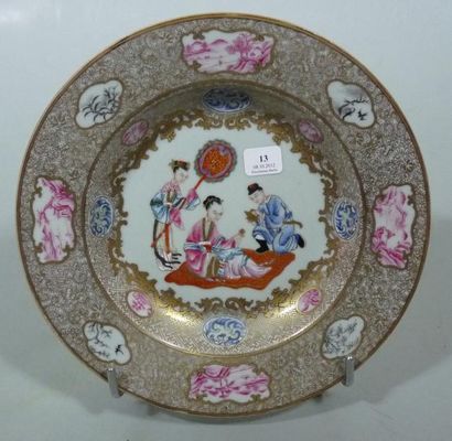 CHINE Assiette ronde creuse décorée en émaux de la Famille Rose d'une femme de qualité...