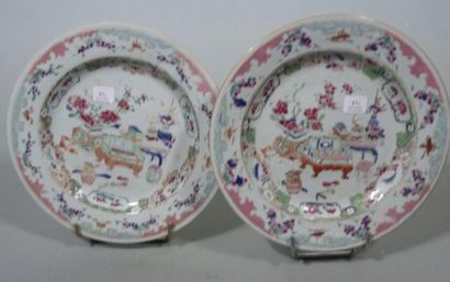 CHINE Paire d'assiettes décorée en émaux de la Famille Rose de mobilier et d'objets...