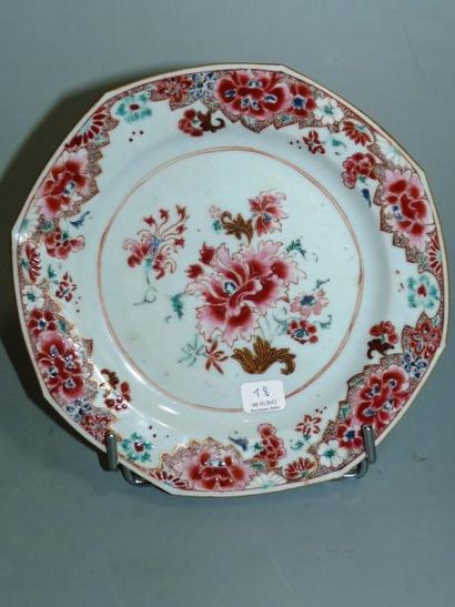 CHINE Assiette octogonale décorée en émaux de la Famille Rose de fleurs. XVIIIè siècle....