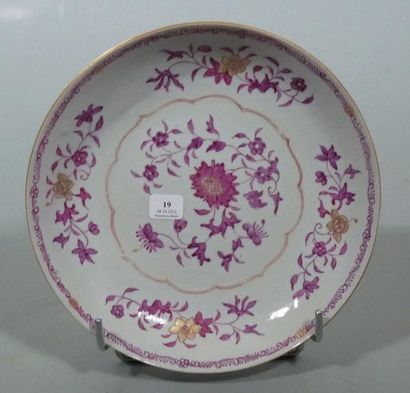 CHINE Coupe circulaire décoré en rose rehaussé d'or de fleurs. XVIIIè siècle. D:...