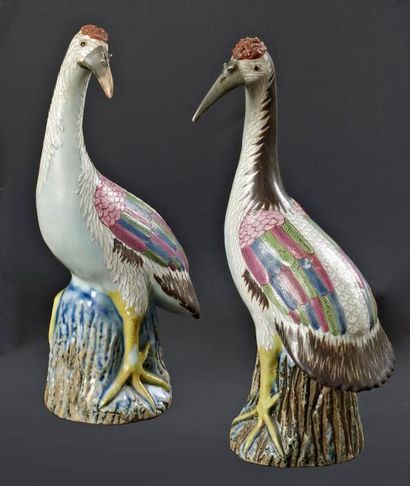 CHINE De commande: Deux figurines représentant des grues couronnées décorées en émaux...
