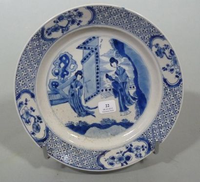 CHINE Assiette ronde décorée en bleu sous couverte de trois dames de qualité dans...