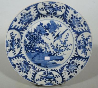 CHINE Grand plat décoré en bleu sous couverte d'oiseaux dans un paysage. XVIIIè siècle....
