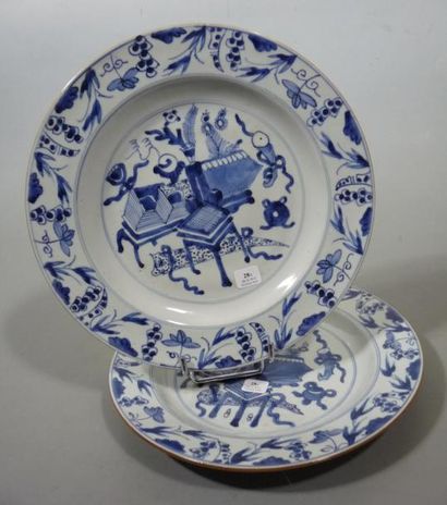 CHINE Paire de plats ronds décorés en bleu sous couverte au mobilier et objets précieux....