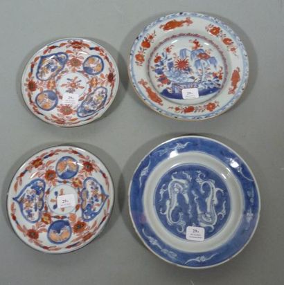 CHINE Ensemble de quatre coupelles à décor floral Imari et de lions en bleu sous...
