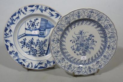 CHINE Deux plats ronds décorés de fleurs en bleu sous couverte. XVIIIè siècle. D:...