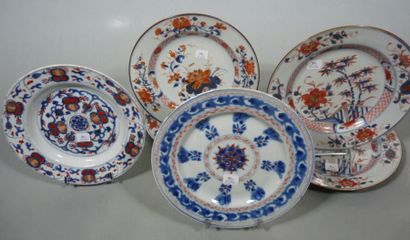 CHINE Six assiettes rondes décorées dans la palette Imari de motifs floraux divers....