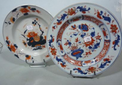 CHINE Deux assiettes rondes à décor polychrome floral Imari. D: 23cm. XVIIIè siècle....