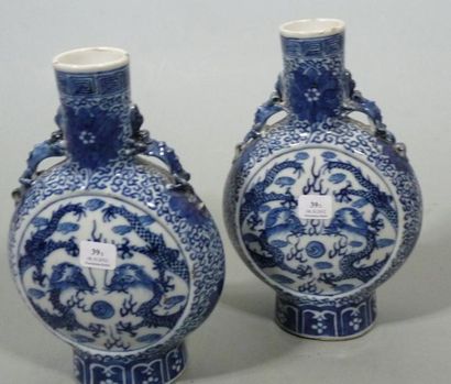 CHINE Paire de bouteilles à panse aplatie décorée en bleu sous couverte de dragons...