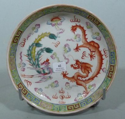 CHINE Coupelle décorée en émaux de la Famille Rose d'un dragon et d'un phénix sur...