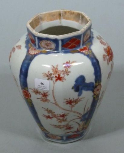JAPON Vase octogonal décoré dans la palette Imari de fleurs et branches fleuries....