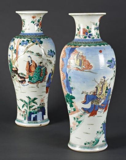 CHINE Belle Paire de vases de forme balustre décorés en polychromie dans le style...