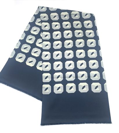 null LANVIN
Silk tube scarf with geometric pattern on navy blue background. 
125cm...