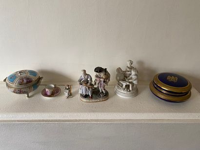 null SET OF PORCELAIN SUBJECTS AND BOXES including: 
- Round bonbonnière in Limoges...