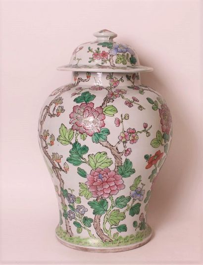 null China, 19th century 
Porcelain covered vase with polychrome decoration in famille...