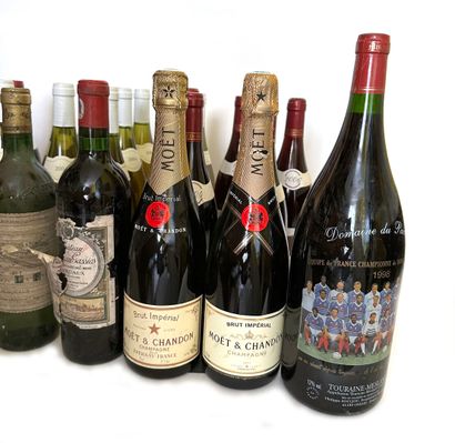 null LOT of about 38 bottles of wine and champagne including :
- 12 bottles Beaujolais...