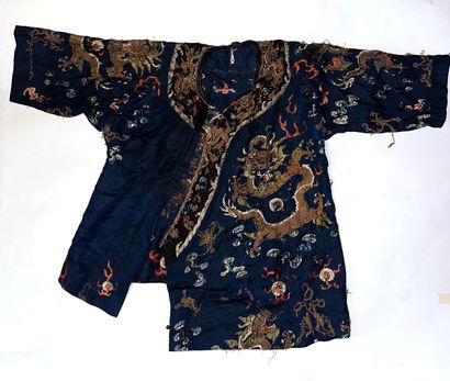 null CHINA
Blue silk jacket embroidered with a dragon head. 
Accents, tears. 