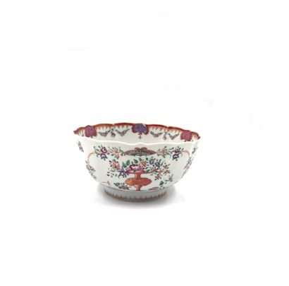 null CHINA, Compagnie des Indes
Porcelain bowl with Famille Rose decoration of flowering...