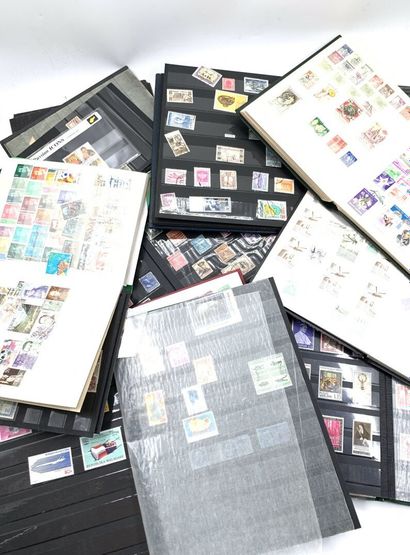 Ensemble de neuf albums de timbres France...
