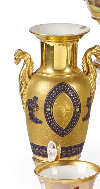 null PARIS
Deux vases de forme balustre en porcelaine à décor en or bruni à l'effet...