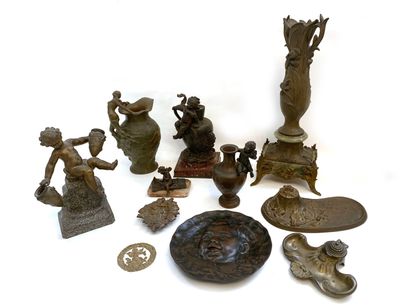 Important set of bronzes including a medallion...