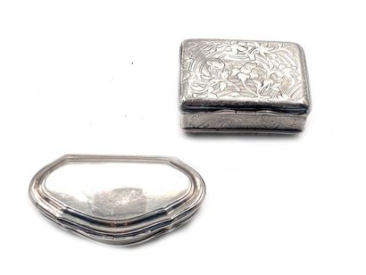 null Two small pill boxes in 950-milliliter silver, one rectangular with engraved...