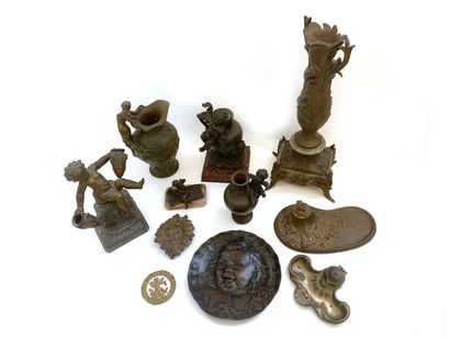 null Important set of bronzes including a medallion with a child's portrait, an inkwell,...