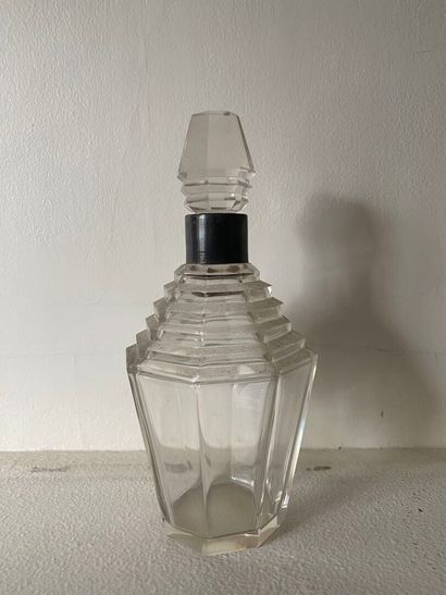 null VAL Saint LAMBERT
Molded glass vase. 
H. 25 cm 

An Art Deco style CARAFE with...