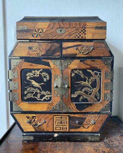 null JAPAN, 19th century.
Small octagonal cabinet in inlaid wood decorated with geometric...