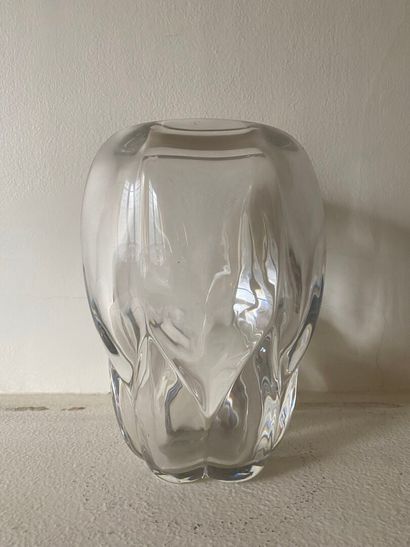 null VAL Saint LAMBERT
Molded glass vase. 
H. 25 cm 

An Art Deco style CARAFE with...