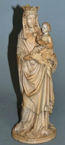 null Vierge à l'Enfant en ivoire sculpté en ronde-bosse. La tête couronnée, Marie...