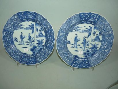 CHINE Paire de plats ronds à bord contourné, décorés en bleu sous couverte de deux...