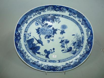 CHINE Important plat ovale à décor d'oiseaux perchés sur un arbousier en bleu sous...