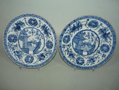 CHINE Paire de petits plats ronds, décorés en bleu sous couverte dans un médaillon...