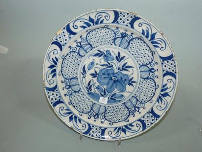 DELFT Plat rond décoré en bleu de fleurs et de feuillages. XVIIIè siècle. D 33 cm....