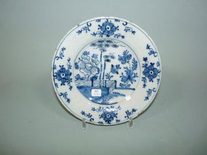 DELFT Assiette ronde décorée en bleu de fleurs dans le goût de la Chine. Fin du XVIIIè...