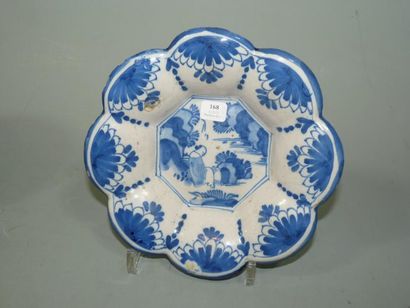 DELFT Assiette polylobée décorée en bleu d'un chinois dans un paysage. Fin du XVIIè...