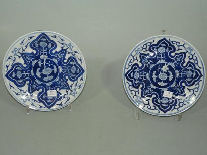 CHINE Paire d'assiettes rondes décorées en bleu sous couverte de fleurs de lotus...