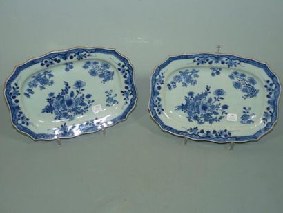 CHINE Paire de petits plats ovales, à contour décorés en bleu sous couverte de bouquets...