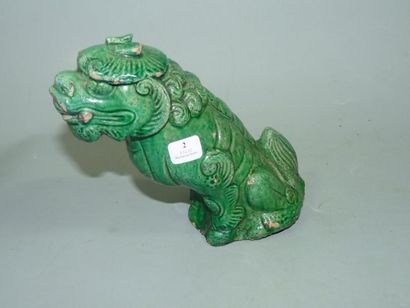 CHINE Figurine verte en terre vernissée, représentant un chien de fô. Dynastie des...