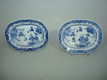 CHINE Paire de petits plats ovales décorés en bleu sous couverte de fleurs, de fraises...