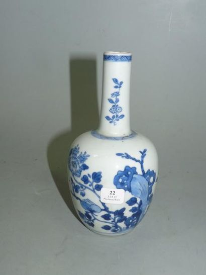 CHINE Petit vase bouteille décoré en bleu sous couverte de fleurs de prunus, rochers...