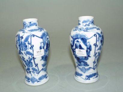 CHINE Paire de petits vases balustre décorés en bleu sous couverte de personnages...